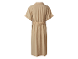 Robe d'été beige à manches courtes.