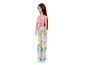 Une poupée Barbie avec un haut rose et un pantalon tie-dye.