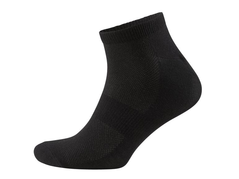 Chaussettes noires courtes, texture respirante.