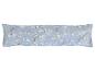 Long oreiller bleu avec motif floral de branches fleuries.