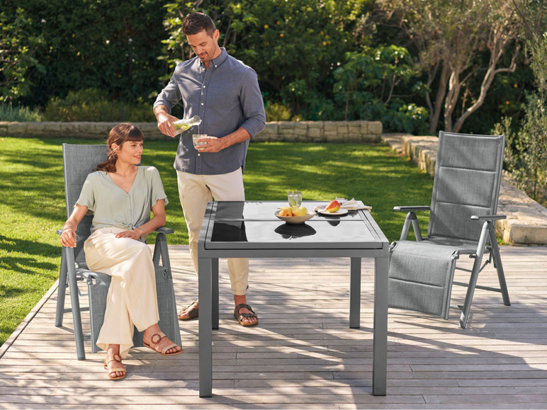 Une table de jardin avec des chaises, prête pour un après-midi détendu dans le jardin.