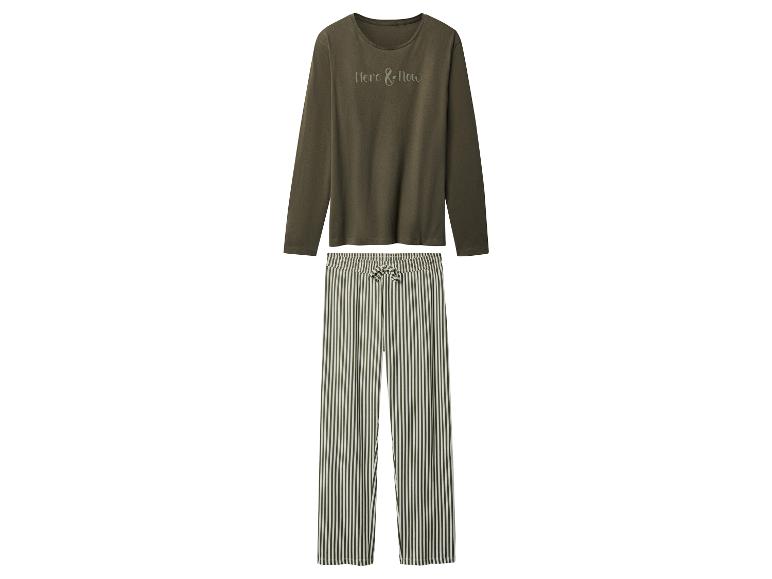 Pyjama vert avec un haut à manches longues et un pantalon rayé.