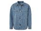 Une veste en jean bleu clair à manches longues.