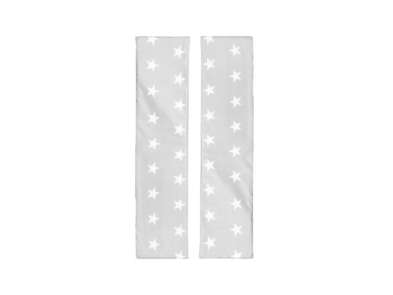 Deux bandes de tissu gris avec des motifs d'étoiles blanches