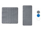 Deux tapis de bain gris avec des picots antidérapants et une texture ondulée.