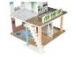 Maison de jeu en bois à deux étages avec des escaliers, un balcon et des décorations.