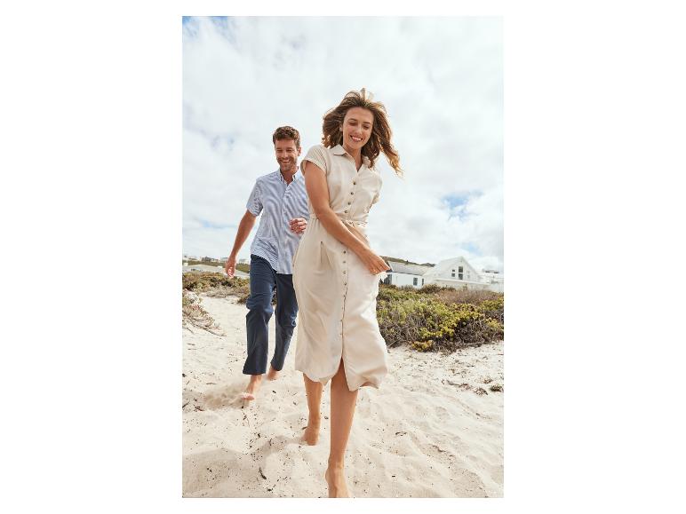 Robe et chemise sur la plage : vêtements décontractés pour couple.