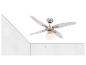 Ventilateur de plafond avec lumière, pales blanches et finition métal argenté.