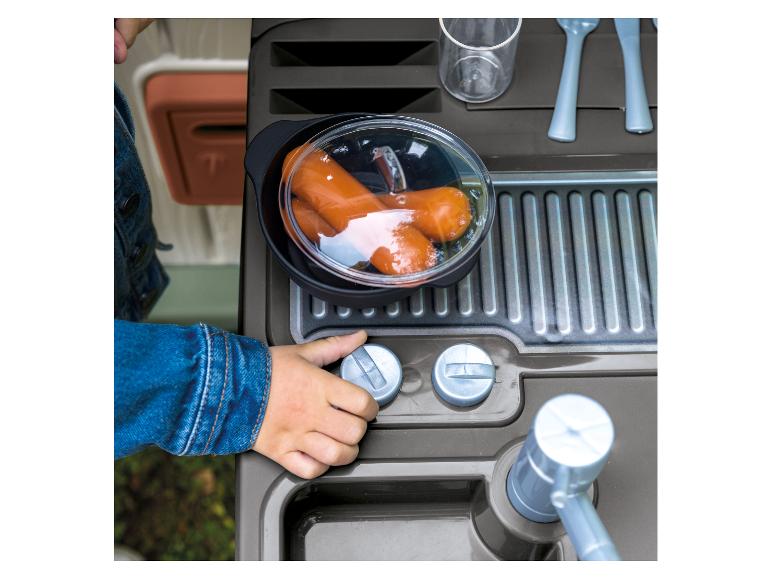 Cuisine de jeu avec casserole de saucisses et une main tournant un bouton