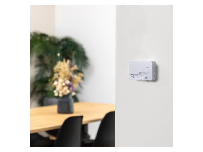 Un appareil domotique blanc monté sur un mur dans un intérieur moderne.