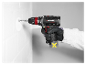 Un ouvrier utilise une perceuse sans fil Parkside pour percer un trou dans un mur.