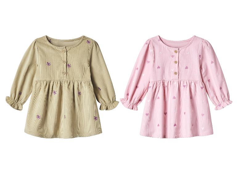 Deux robes en velours côtelé à manches longues, une beige avec broderie florale violette et une rose avec broderie de cœurs.