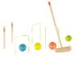 Un jeu de croquet avec des maillets en bois et des boules colorées.