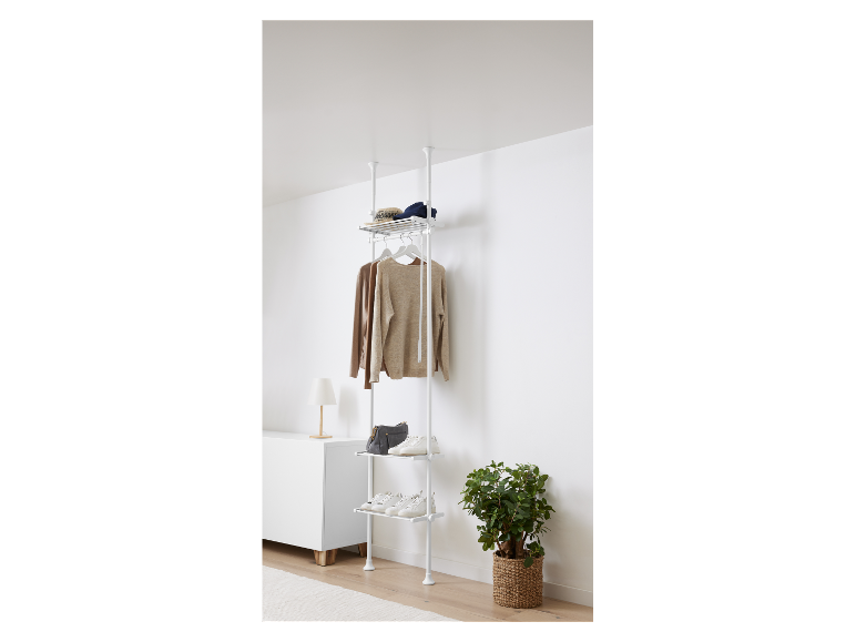Une armoire murale blanche avec des étagères et des cintres pour vêtements et chaussures.