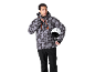 Homme en veste camouflage grise et pantalon noir, tenant un casque blanc.