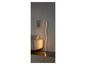 Un lampadaire moderne avec un design incurvé à côté d'un canapé beige.