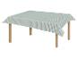 Une table avec une nappe rayée.