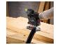 Une fraiseuse Parkside Performance sans fil utilisée pour travailler le bois.