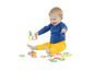 Un bébé joue avec des anneaux colorés.