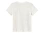 Un t-shirt blanc à manches courtes.