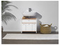 Un meuble de salle de bain avec un lavabo, un panier et un tapis.