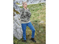 Une femme portant un pull rayé et un jean bleu.
