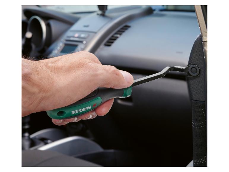 Main utilisant un outil Parkside pour retirer une pièce de voiture.