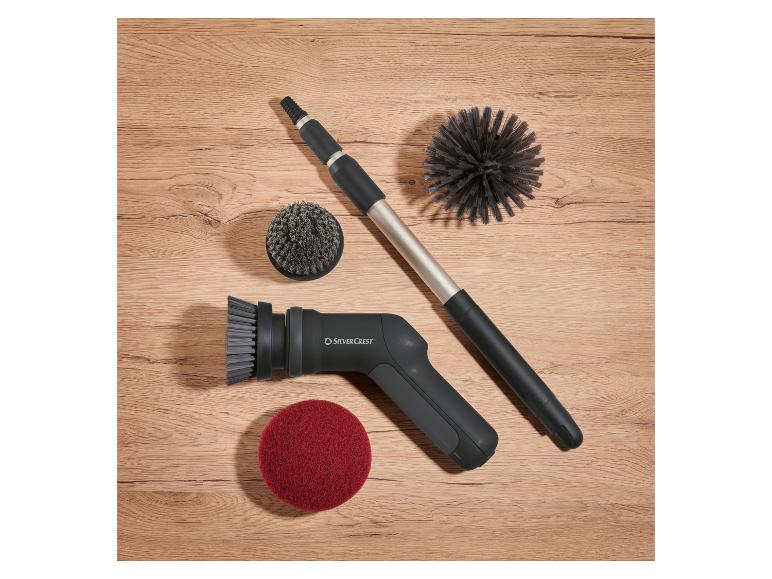 Ensemble de brosses de nettoyage SilverCrest avec long manche et accessoires interchangeables.