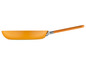 Une poêle orange avec une longue poignée orange.