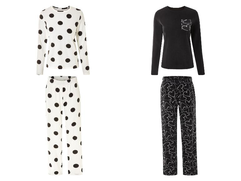 Deux ensembles de pyjamas: un avec des pois noirs et un avec des cœurs blancs.