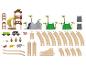 Train en bois avec des rails, des figurines et des éléments de paysage.