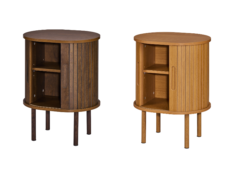 Deux tables d'appoint rondes en bois avec portes à lattes et étagères, une marron foncé et une marron clair.