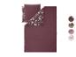 Parure de lit rouge foncé à motif floral, avec des échantillons d'autres motifs.