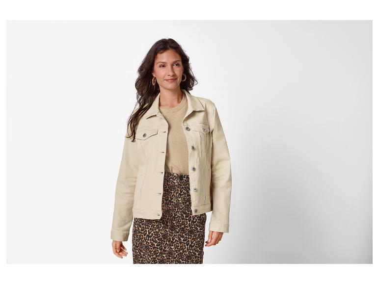 Femme en veste en jean beige, pull beige et jupe imprimé léopard.