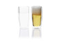 Deux verres, l'un avec de la bière et l'autre vide.