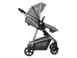 Une poussette grise avec un design pliable.