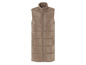 Un gilet matelassé beige sans manches.