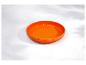 Bol en céramique orange sur une surface en marbre blanc.