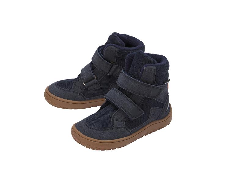 Une paire de chaussures pour enfants bleu foncé avec des fermetures velcro et des semelles marron.