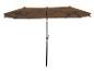 Parasol de jardin rectangulaire marron foncé avec mât noir.