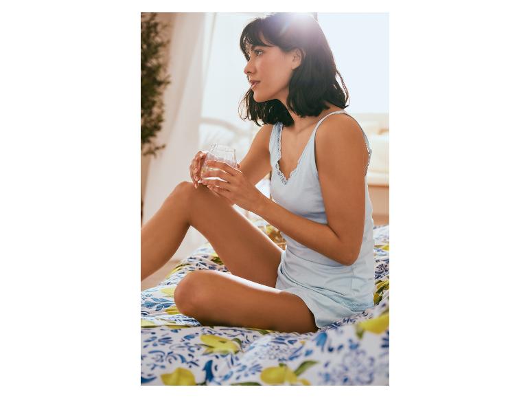 Pyjama léger bleu et linge de lit citronné.