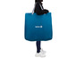 Une femme porte un grand sac bleu Safety 1st.