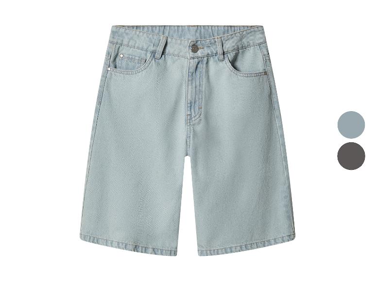 Shorts en jean bleu clair avec poches et passants de ceinture, présentés avec deux échantillons de couleur.