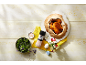 Poulet rôti en croûte de sel avec salade verte, sel de l'Himalaya et décorations de Pâques.
