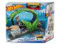 Ensemble de jeu Hot Wheels City avec une piste en boucle de crocodile et une voiture.
