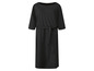 Une robe noire à manches longues avec une ceinture.