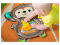 Un bébé joue avec un jouet gonflable singe avec des panneaux texturés.
