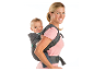 Mère portant un bébé dans un porte-bébé Infantino.
