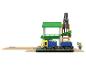 Ensemble de jeu en bois avec grue, camion et figurine, sur rails.