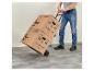 Un homme pousse un chariot avec deux cartons Parkside